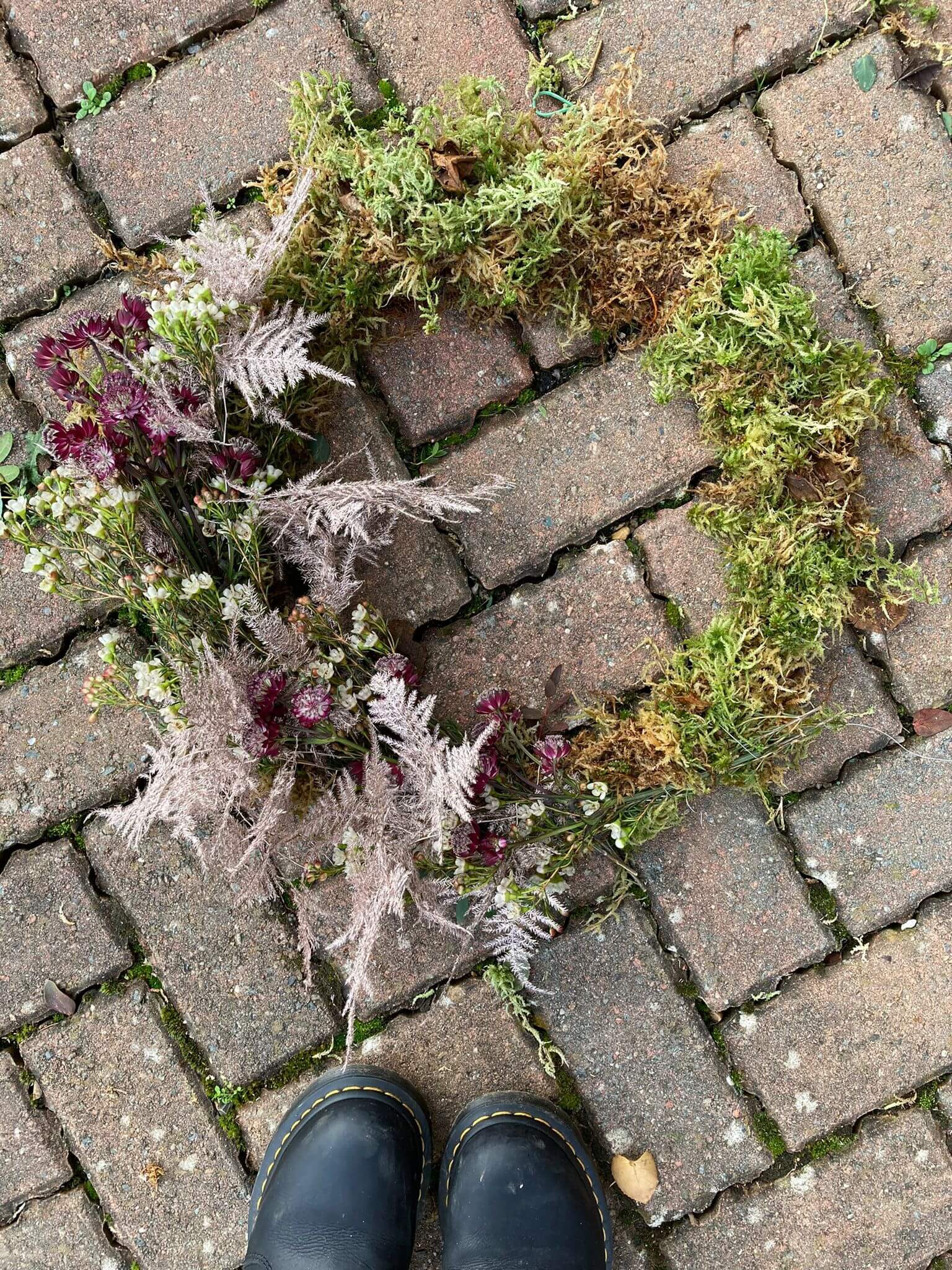 Wreath using wire